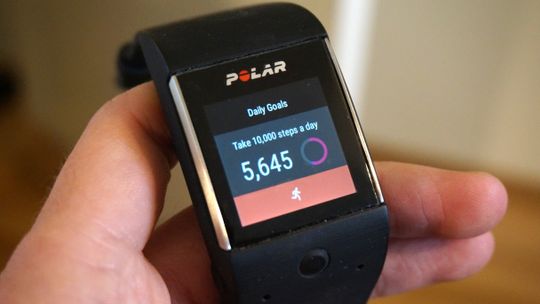 Googles Fit-applikasjon holder styr på stegene dine.