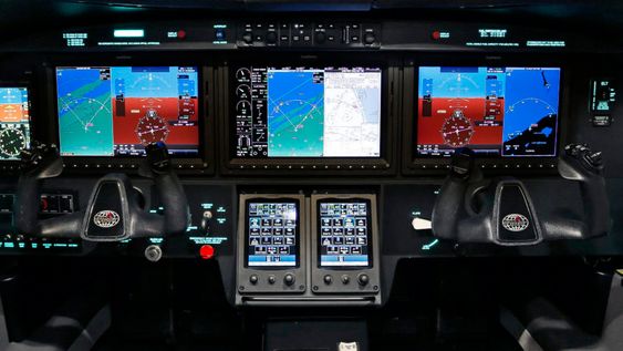 AVIONIKK: Flyet er utstyrt med Garmin G3000 med autopilot og touch screen.