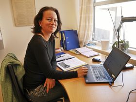 NYANSATT: Veileder Hege T. G. Pedersen lager nå en spørreundersøkelse for en konkret klasse, om vennskap, utestenging og negative kommentarer. Foto: Yana Stubberudlien.