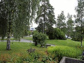 PARKANLEGG: Det er et flott parkanlegg rundt rådhuset. Foto: Yana Stubberudlien