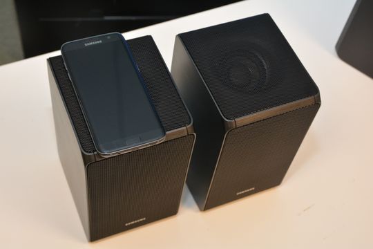 Bakhøyttalerne er ganske små. Her har vi lagt en S7 Edge på toppen av den ene høyttaleren.