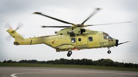 Dette er det norske helikopteret som fløy første gang i mars. Her tar det av med maksimalvekt, 16 tonn.