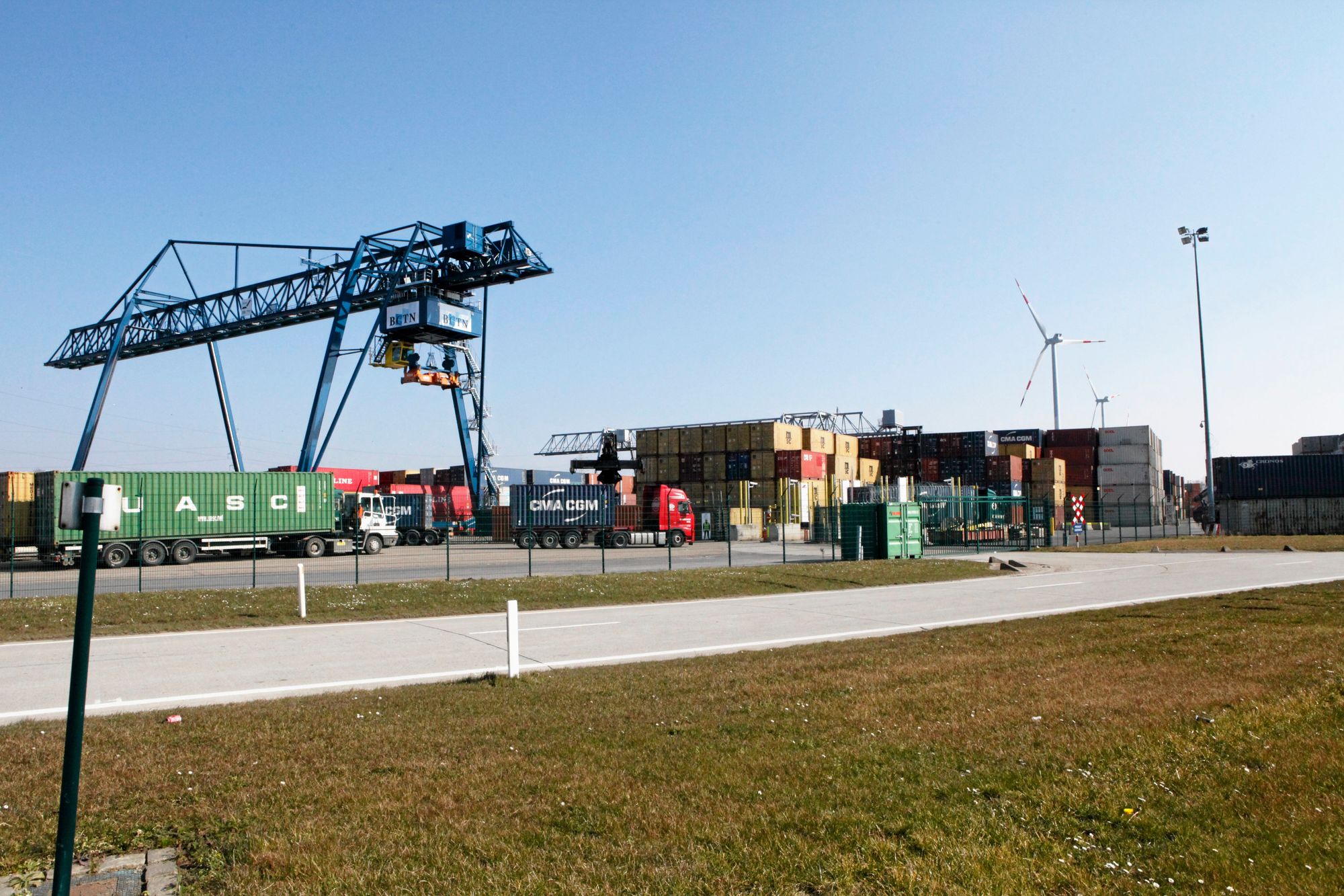 EGEN HAVN: Nike har egen containerhavn på anlegget. Hver dag anløper ca. 50 TEUs med sko og klær fra fabrikkene i Asia.