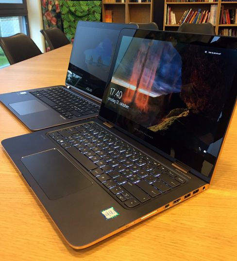 Som du ser har HP gått for et amerikansk tastaturoppsett for sin Spectre, noe Asus ikke har falt for fristelsen å gjøre. Poeng, Asus.