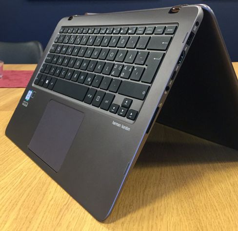 UX360 Flip viser hvor fleksibel den er.