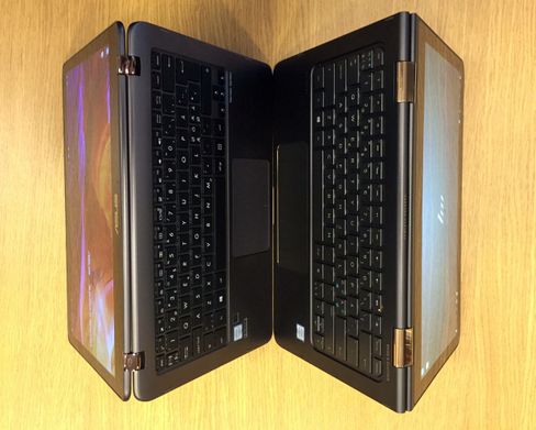 Pekeplaten er best, og størst, hos Spectre x360 (Her til høyre i bildet).