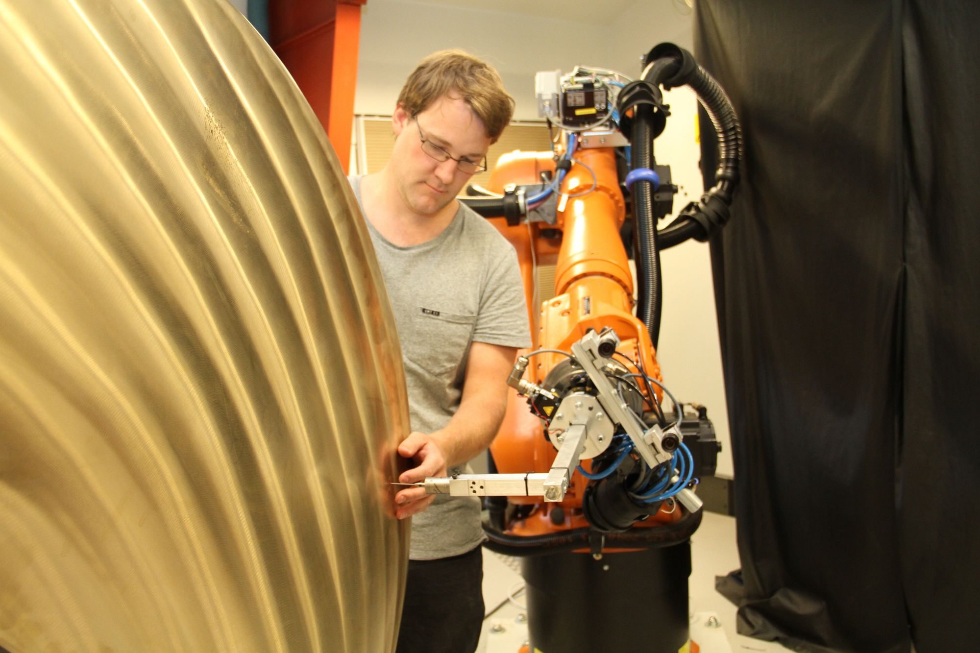 Ådne Solhaug Linnerud på Sintef Manufacturing på Raufoss har hjulpet til med å utvikle en nøyaktig sliperobot til Oshaug Metall. Resultatene av det prosjektet brukes videre i arbeidet for å overflødiggjøre modellene.