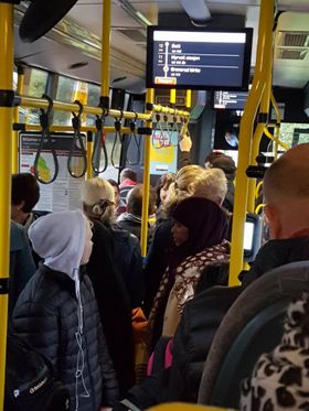 KUN STÅPLASS: Det er rimelig trangt på vei inn mot byen for tiden, spesielt i rushtidene.