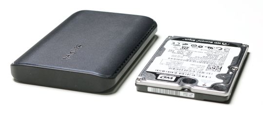 SanDisk Extreme 900 ved siden av en «gammeldags» 2,5-tommers harddisk.