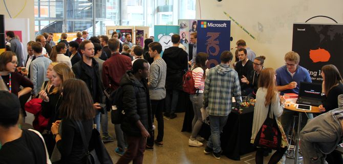 Tett med studenter i standområdet, hvor de blant annet kunne knytte kontakter med potensielle arbeidsgivere, men også å prøve VR-briller.