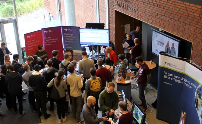 Også informatikkstudenter lar seg lokke til en runde med Kahoot.