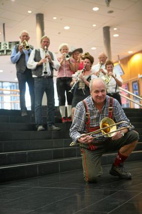 – GARANTERT MORO: Magne Braaten i Oppegård Janitsjar (foran) lover god stemning når Oppegård Janitsjar inviterer til Oktoberfest for fjerde gang!