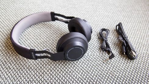 Innholdet i esken er rimelig enkelt: Hodetelefonene, ladekabel og minijackkabel.