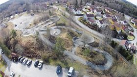 VANVITTIG KULT: Her ser du sykkelbanen på Sofiemyr fra fugleperspektiv. Som du ser er det mange utfordringer og mange timer med moro her for hele familien!