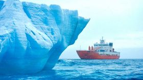 Forskningsfartøyet Akademik Treshnikov fra 2011 i Karahavet med isfjell i forgrunnen.