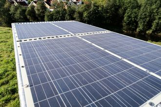 Selvladende: Prototypen har fått tak som både beskytter mot sol og regn,men som også gir plass til åtte kvadratmeter solpanel for å lade batterier eller gi strøm til andre formål.