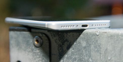 Den nye USB type-C-kontakten brukes til lading og filoverføring.