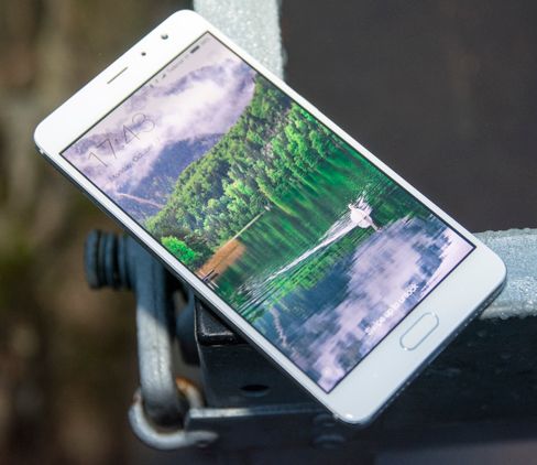 God skjerm og pen design er ingen selvfølge i en telefon som i utgangspunktet ligger på 2000 kroner. Ferdig importert til Norge vil den antakeligvi svinge opp forbi 3000 kroner, og da havner den i langt kvassere konkurranse.