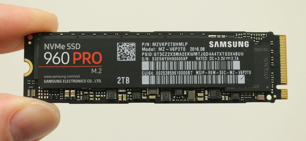 Samsung 960 Pro i all sin tyngde.