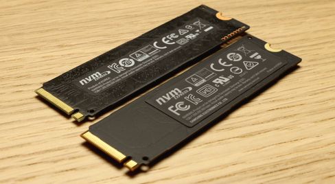 I forgrunnen Samsung 960 Pro med sitt ekstra brede og dekkende «kobberklistremerke». 950 Pro ligger bak.