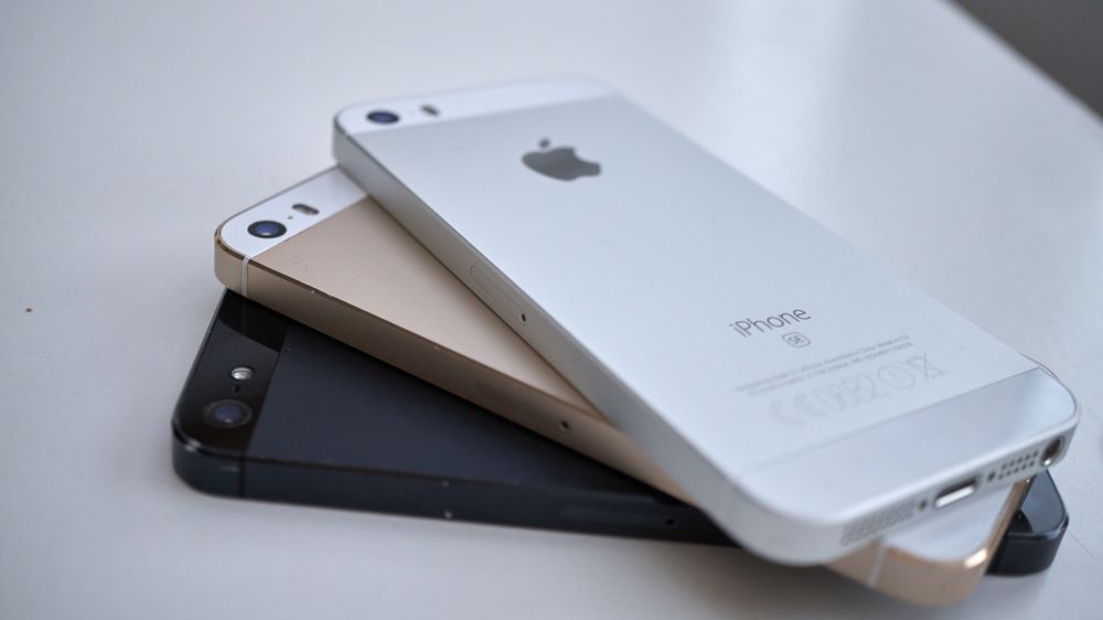 Svart: iPhone 5. Gull: iPhone 5S. Sølv: iPhone SE.