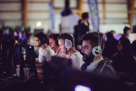 TV 2 Sporten har hatt en interesse for e-sport i en stund nå. Tidligere i høst hadde de sendinger fra turneringene på Gigacon.