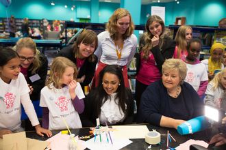 Oslos varaordfører Khamshajiny Gunaratnam (Ap) og statsminister Erna Solberg (H) fikk en omvisning på Girl Tech Fest. Her får de demonstrert et vandrende digitalt pinnedyr.