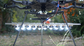 Dronen har 10 stykk 100 watts LED-lys på undersiden.