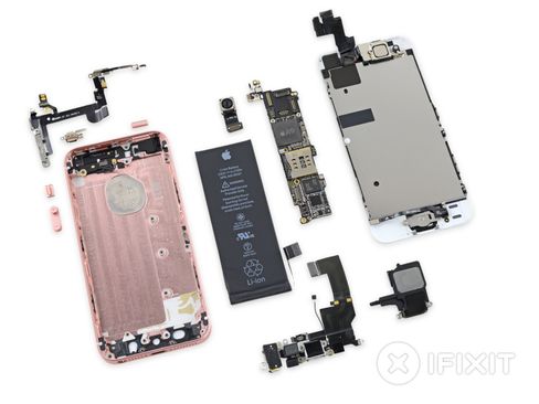 iFixit er et av mange nettsteder som gjør fullstendige teardowns av telefoner – som her med iPhone SE.