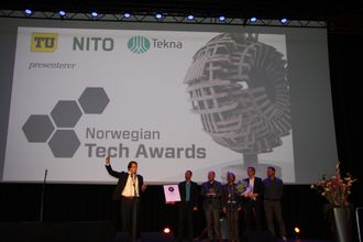 Adm. dir.Erik Fossum Færevaag (t.v.) i Disruptive Technologies med fem av de ansatte takket for prisen Norwegian Technology Award 2016.