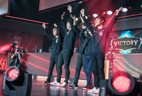 ROX Tigers etter seieren mot Edward Gaming i kvartfinalen.