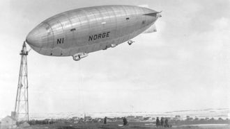 Luftskipet Norge forankret til luftskipsmasta på Vadsøøya i mai 1926.