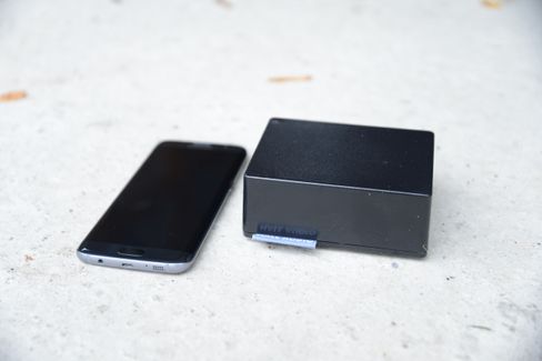Selve forsterkeren er ikke så stor av seg. Her ved siden av en Samsung Galaxy S7 Edge.