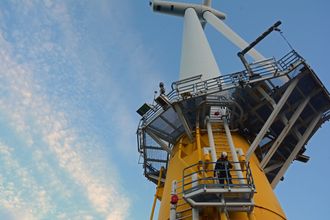 Hywind, verdens første flytende vindmølle, står utenfor Karmøy. Statoil tester i disse dager Wave craft ut til vindturbinen.