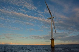 Hywind er verdens første flytende vindturbin, og har stått utenfor Karmøy siden 2009. Her skal den også bli stående fremover.