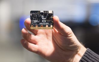 Systembrikken nRF51822 (så vidt synlig i øvre venstre hjørne) er bygget rundt en 32-bit ARM Cortex M0 CPU med 256kB/128kB flashlagring, samt opptil 32 kilobyte systemminne.