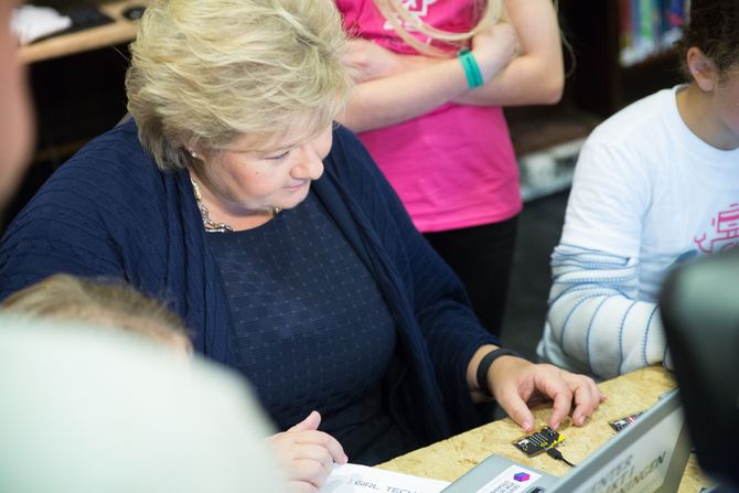 Statsminister Solberg fikk prøve Micro:bit denne uken. Én million britiske skolebarn har fått maskinen tidligere. Nå skal også et antall norske elever få prøve.