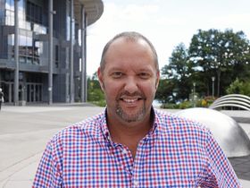 JUBLER: – Det blir en ekstra feiring i helgen, utbryter Geir Amundsen (Frp) etter at nyheten har blitt offentliggjort.
