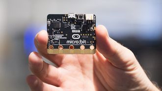 BBC Micro:bit er i ferd med å innta også norske klasserom, i hvert fall noen. Mikrodatamaskinen har norsk prosessor.
