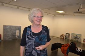 GLEDER SEG TIL UTSTILLING: Iselin SJølie var aktivt i gang med å henge opp bilder torsdag og fredag.