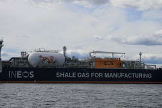 Skifergass fra USA fraktes på LNG-tankskip til Ineos i Bamble. Skipene har Wärtsilä dual fuel-motorer - dvs. at de i hovedsak går på gass. LNG-motorer har 25-35 prosent lavere CO2-utslipp enn dieselmotorer.
