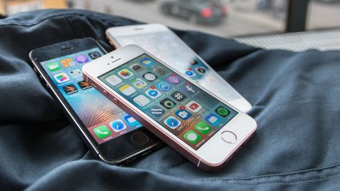 iPhone SE (rosa, i midten) deler en del av innmaten med iPhone 6S (i bakgrunnen), men det meste er hentet direkte fra iPhone 5S til venstre.