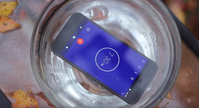 Telefonen tålte 30 minutter i en bolle med vann.