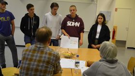 SPENNENDE: Elevene måtte presentere ideene for en jury av lærerere.