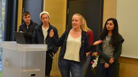 IKKE LOV Å VÆRE SJENERT: Alle gruppene måtte presentere sine ideer for et fullt auditorium.