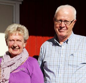 OGSÅ FORNØYD: Leder i Oppegård Røde Kors, Wenche Haueng (t.v.) er godt fornøyd med årets innsamlingssum. Her er hun fotografert sammen med nestleder nestleder Dag Johnsrud.