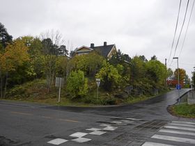 PLANOMRÅDET: Det gule huset i Durendalveien 1, som ligger vis-à-vis Oppegård Sushi & Wok og jernbanelinjen, kan bli erstattet med 40 private omsorgsboliger fordelt på fire boligblokker.