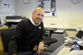 STOR PÅGANG: Thomas Engebretsen, daglig leder hos Ødegården Auto har allerede stor pågang på dekkskifte.