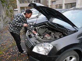VÆSKESJEKK: En titt på kjølevæske og et oljeskift er noe bilen synes er godt på denne tiden av året.