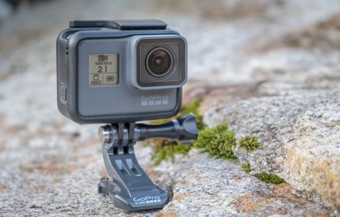 Nye GoPro Hero5 er vanntett uten ekstra hus, men vi må fortsatt bruke en ramme for å montere det på GoPros ulike fester.